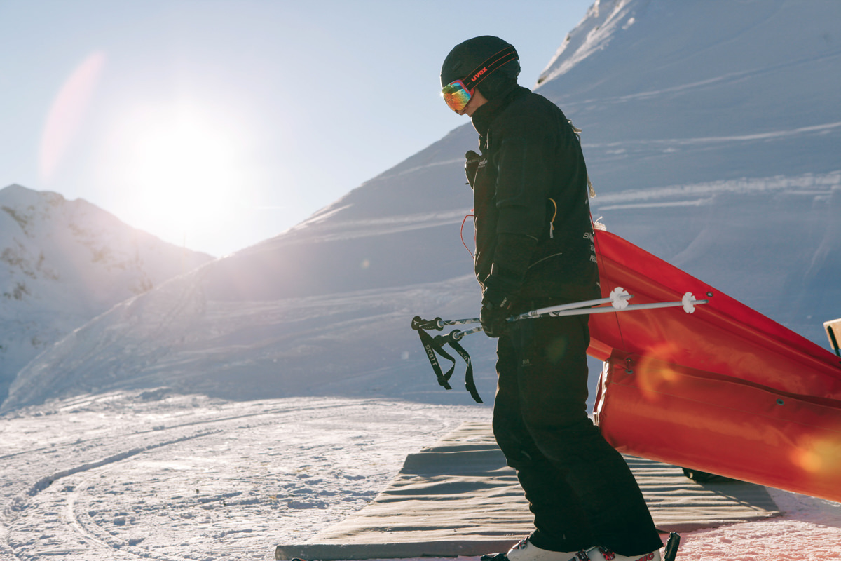 Skifahrer kurz vor dem Losfahren bei Alpinsport