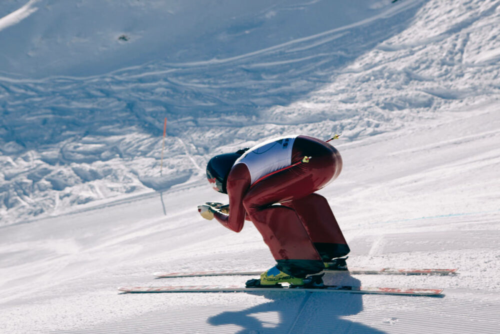 Skispringer kurz vor dem Sprung bei Alpinsport