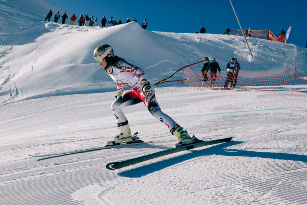 Skifahrer auf der Piste bei Alpinsport
