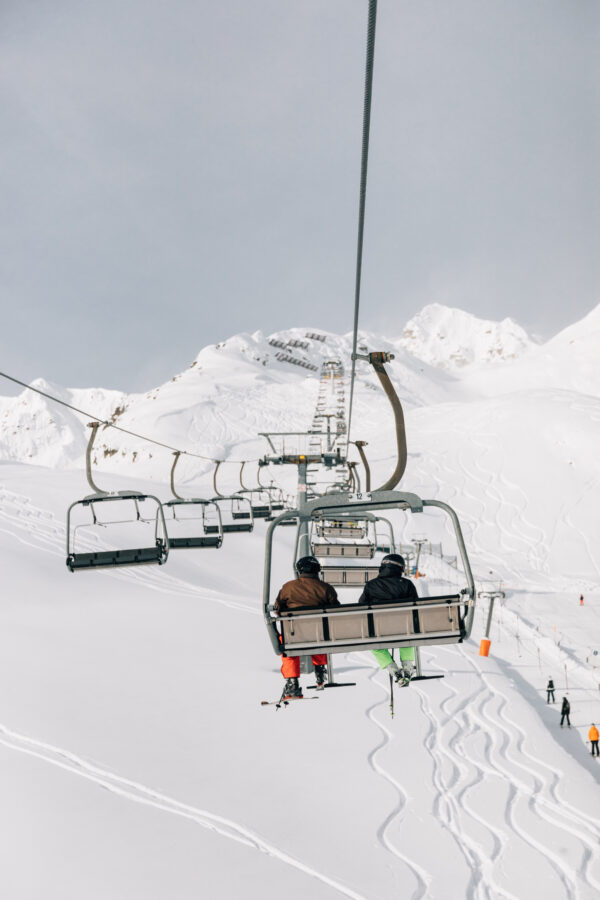 Skilift mit Personen und Bergen im Hintergrund bei Gargellen