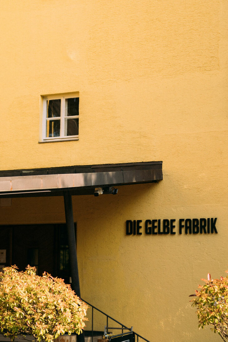 gelbe Hauswand mit Fenster modus Werbemanufaktur
