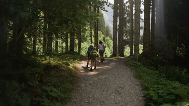 Kinder auf einem Waldpfad Kristberg im Montafon