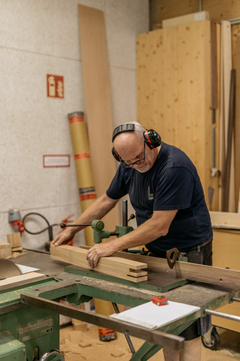 Mitarbeiter der Tischlerei Längle schneidet Holz zu