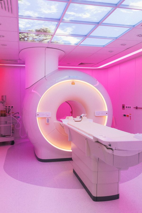 MRT Gerät in rosa Licht Canon Medical