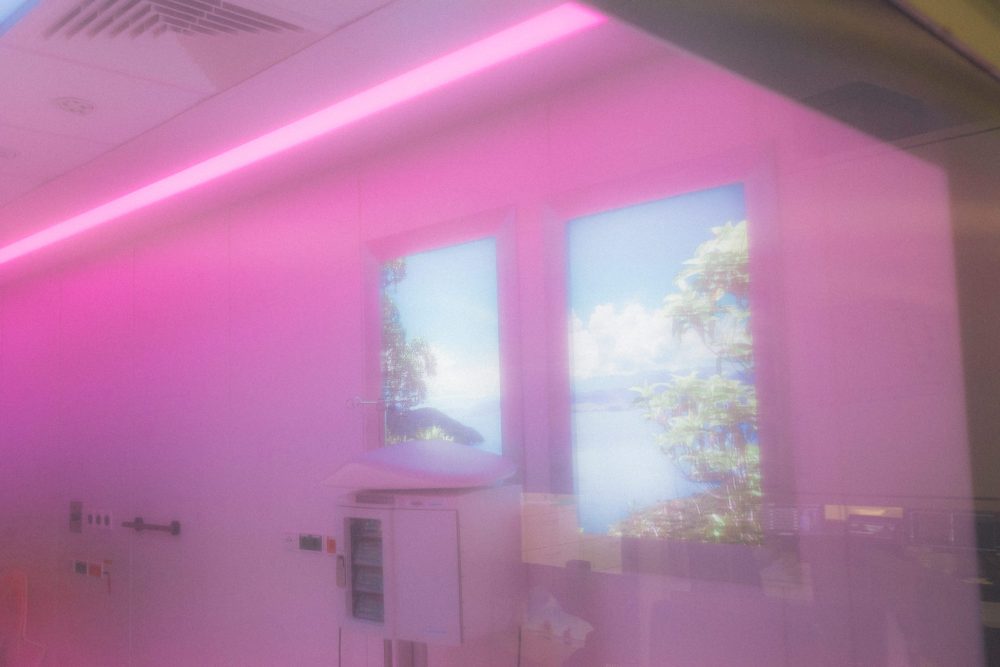 Mrt Raum in rosa Licht mit Fensterprojektion Canon Medical