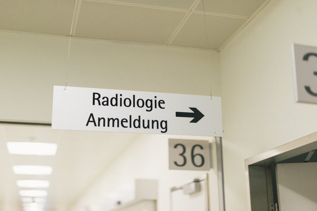 Krankenhaus Wegweiser Schild Canon Medical