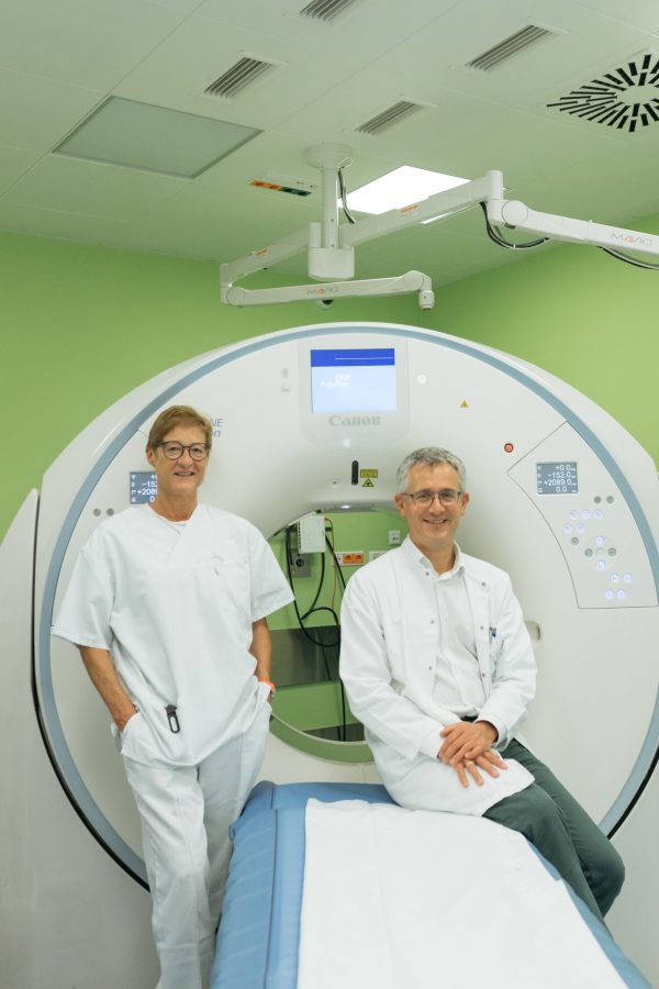 Zwei Ärzte vor einem MRT Gerät Canon Medical
